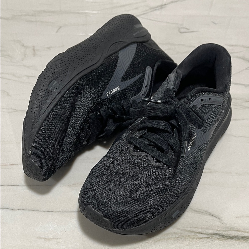 Women’s brooks ghost max black sz 7.5